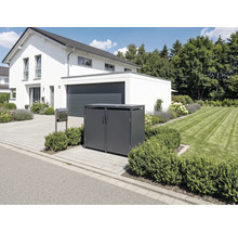 Abri pour deux poubelles moderne en métal anthracite devant une maison blanche avec allée pavée et pelouse.