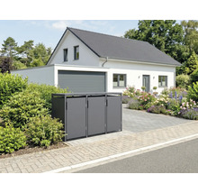 Cache-poubelle triple en métal devant une maison individuelle moderne avec garage et jardin.