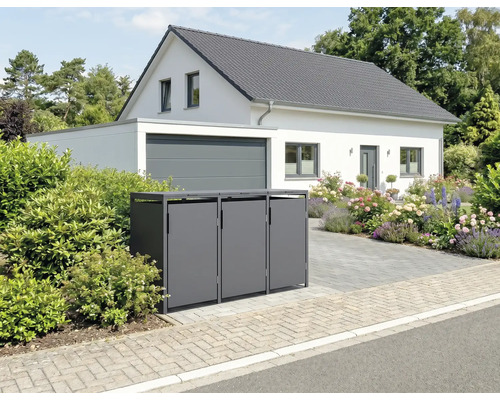 Cache-poubelle triple en métal devant une maison individuelle moderne avec garage et jardin.