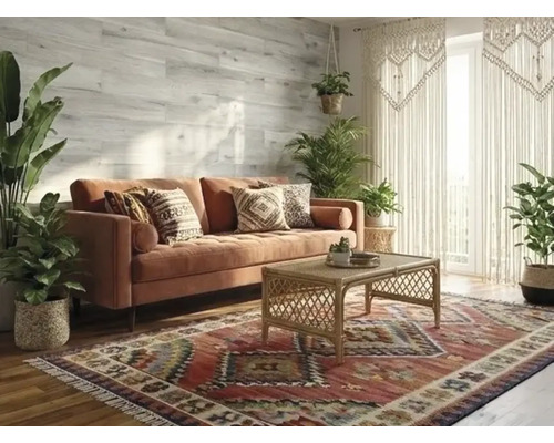 Salon lumineux de style boho avec canapé en velours, table basse en rotin et tapis à motifs. Plantes vertes et panneaux muraux en bois.