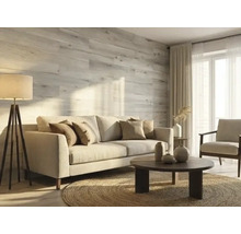 Salon moderne avec revêtement mural aspect bois, canapé clair, table basse sombre sur tapis rond en jute et lampadaire.
