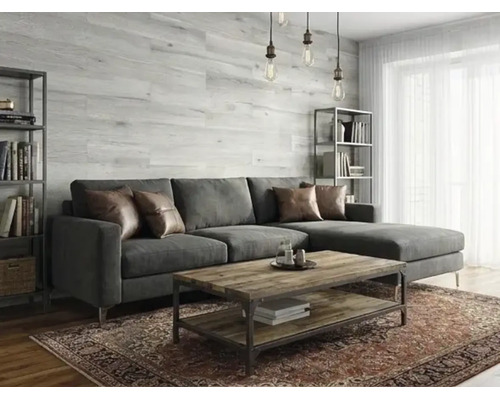 Salon moderne et lumineux avec panneaux muraux aspect bois, canapé d'angle gris foncé, table basse en bois et tapis à motifs.