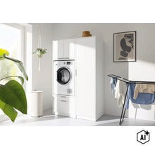 Armoire pour lave-linge et armoire haute blanche dans une buanderie lumineuse avec étendoir et lave-linge. (Image AI modified or generated)