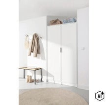 Armoire de vestiaire blanche à deux portes dans un couloir moderne et lumineux avec banc et tapis rond. (Image AI modified or generated)