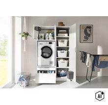 Buanderie lumineuse et organisée avec armoire de machine à laver blanche, étagères pour paniers à linge, serviettes et tiroirs pratiques. (Image AI modified or generated)