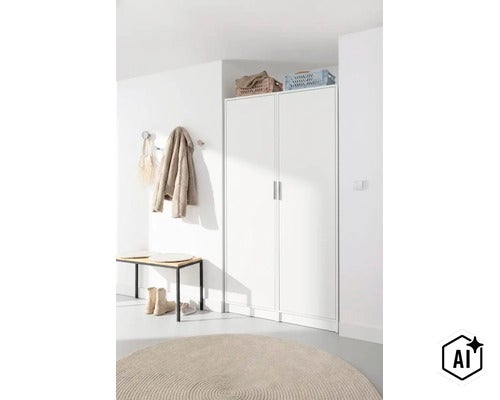 Couloir lumineux avec armoire de garde-robe blanche à deux portes, banc en bois et tapis rond (Image AI modified or generated)