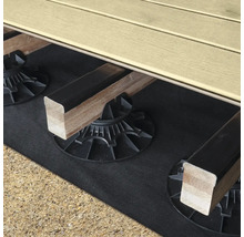 Verstellbare Stelzlager für die Unterkonstruktion einer Terrasse mit Holzbalken und Terrassendielen.