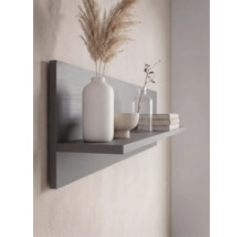 Étagère murale moderne avec panneau arrière aspect bois gris, décoration minimaliste et organisée avec vases et livres.