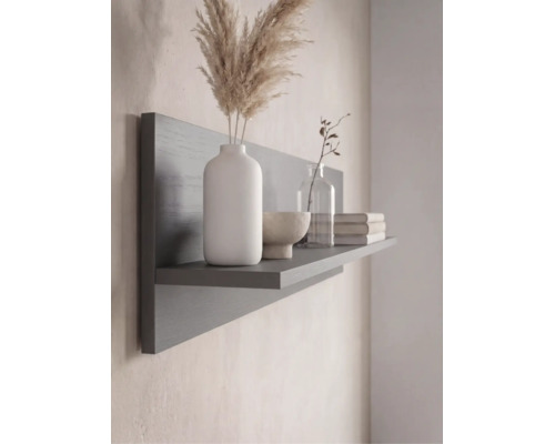 Étagère murale moderne avec panneau arrière aspect bois gris, décoration minimaliste et organisée avec vases et livres.