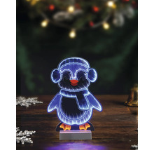 Décoration lumineuse LED pingouin avec effet de lumière infinity, cache-oreilles et écharpe sur une surface en bois.