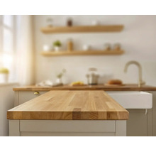 Plan de travail de cuisine en bois massif sur un îlot de cuisine dans une cuisine moderne et lumineuse.