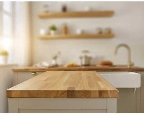Massive Küchenarbeitsplatte aus Holz auf einer Kücheninsel in einer hellen, modernen Küche.