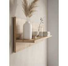 Étagère murale en bois avec panneau arrière, décorée de vases, d'un bol et de livres dans un style minimaliste et lumineux.