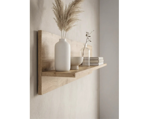 Étagère murale en bois avec panneau arrière, décorée de vases, d'un bol et de livres dans un style minimaliste et lumineux.