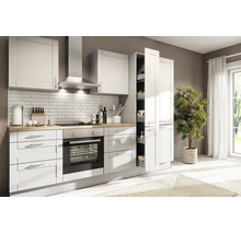 Cuisine intégrée moderne et lumineuse, façades style campagnard, plan de travail aspect bois, four encastré et garde-manger ouvert.