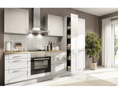 Cuisine intégrée moderne et lumineuse, façades style campagnard, plan de travail aspect bois, four encastré et garde-manger ouvert.