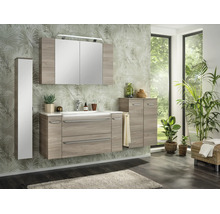 Badezimmermöbel-Set in Holzoptik mit Waschtisch, Spiegelschrank und zwei Beistellschränken in einem hellen, modernen Badezimmer.