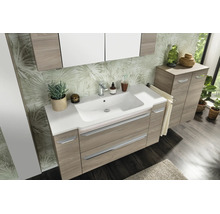 Modernes Badezimmer-Set in heller Holzoptik mit breitem Waschtischunterschrank, weißem Waschbecken, Spiegelschrank und passendem Hochschrank.