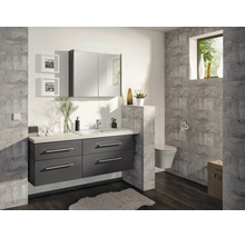 Modernes Badezimmer mit dunkelgrauem Waschtischunterschrank, integriertem Waschbecken, Spiegelschrank und grauen Wandfliesen in Steinoptik.