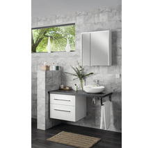 Modernes Badezimmer mit hängendem Waschtischunterschrank, weißer Front, dunkler Platte, Aufsatzwaschbecken und Spiegelschrank an grauer Fliesenwand.