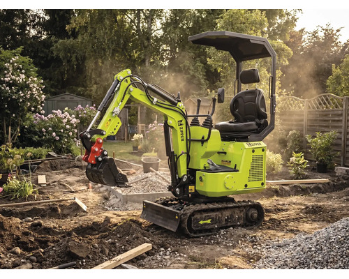 Zipper Minibagger auf Raupenketten bei Gartenarbeiten in einer Baustelle mit Erde, Kies und Pflanzen im Hintergrund.