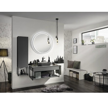 Salle de bains moderne avec miroir LED rond, meuble sous vasque gris, vasque à poser, colonne, sticker mural skyline et éclairage industriel.
