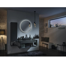 Salle de bain moderne avec miroir LED rond, meuble sous-lavabo gris, vasque à poser et sticker mural skyline.