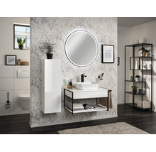 Salle de bain moderne avec meuble sous-vasque blanc, cadre noir, vasque à poser, miroir LED rond et armoire haute blanche devant un mur de marbre.