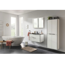 Modernes Badezimmer-Set bestehend aus weißem Waschtischunterschrank mit schwarzen Details, einem Hochschrank und einem großen Spiegel.
