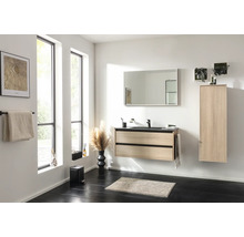 Modernes Badezimmer mit hellem Waschtischunterschrank in Holzoptik, schwarzem Waschbecken, passendem Hochschrank und großem Spiegel.
