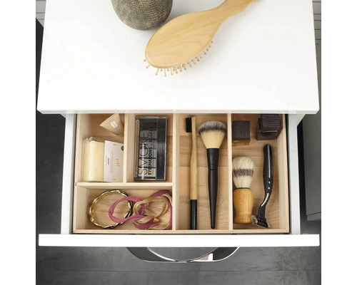 Helle, organisierte Badezimmerschublade mit einem Holzeinsatz zur Aufbewahrung von Kosmetik, Rasierutensilien, Bürsten und Schmuck.