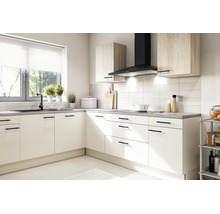 Cuisine d'angle moderne et lumineuse avec façades blanches, poignées noires, meubles hauts aspect bois, hotte aspirante noire et plan de travail gris.