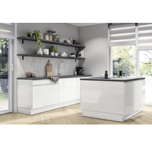 Cuisine moderne et lumineuse, façades blanches brillantes, îlot, plan de travail foncé, étagères ouvertes et parquet en chevrons.