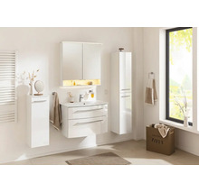 Ensemble de meubles de salle de bains blancs avec lavabo, armoire de toilette et deux armoires latérales dans une pièce lumineuse.