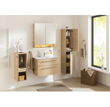 Helles Badezimmermöbel-Set in Holzoptik mit Waschtisch, zweitürigem Spiegelschrank und zwei Hochschränken in einem hellen, modernem Badezimmer.