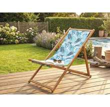 Liegestuhl aus Holz mit tropischem Blattmuster auf einer Holzterrasse im Garten neben einem Pool.