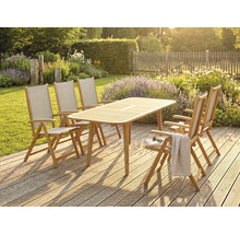 Ensemble de meubles de jardin en bois avec une table rectangulaire et cinq chaises pliantes sur une terrasse en bois dans un jardin ensoleillé.