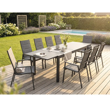 Salle à manger de jardin moderne sur une terrasse en bois avec une grande table en métal et des chaises à haut dossier en textile.