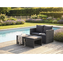 Moderne Gartenlounge aus Polyrattan mit Sofa und zwei Hockern auf einer Holzterrasse am Pool in einem hellen, gepflegten Garten.