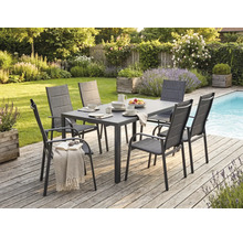 Moderne Garten-Essgruppe mit einem rechteckigen Tisch und sechs Stühlen auf einer Holzterrasse neben einem Pool im Garten.