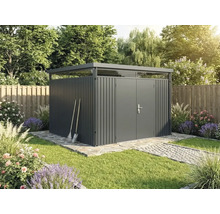 Abri de jardin moderne en métal avec toit plat, fenêtre de toit et double porte dans un jardin paysager.