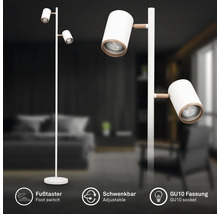 Lampadaire moderne avec deux spots GU10 orientables, interrupteur au pied et cadre en métal blanc avec détails en bois.