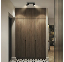Couloir moderne avec une armoire en bois foncé, un carrelage à motifs et un spot de plafond noir à deux lampes.