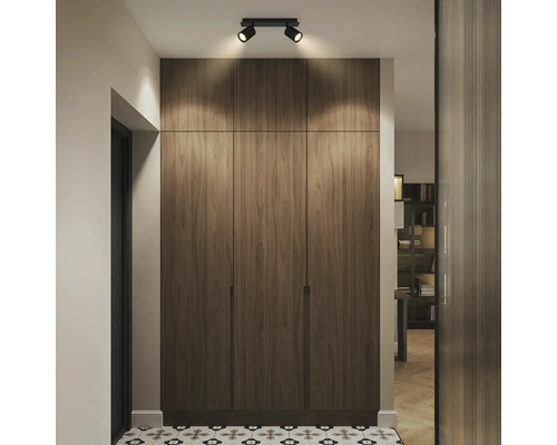 Couloir moderne avec une armoire en bois foncé, un carrelage à motifs et un spot de plafond noir à deux lampes.