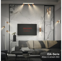Salon avec luminaires de la série Briloner IDA, comprenant des spots de plafond, une suspension, un lampadaire et des appliques murales.