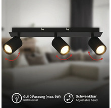 Plafonnier à 3 spots noirs avec têtes orientables et douilles GU10 pour un maximum de 9 Watts, dans un espace de vie moderne.