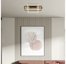 Plafonnier LED moderne avec carrés géométriques en bois et métal dans un salon lumineux au-dessus d'un tableau encadré.
