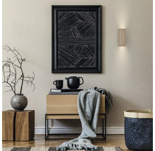 Espace de vie moderne avec un banc de rangement en bois, une applique murale, un tableau abstrait et des accessoires de décoration.