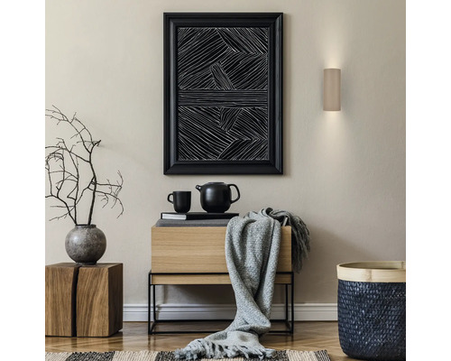 Espace de vie moderne avec un banc de rangement en bois, une applique murale, un tableau abstrait et des accessoires de décoration.