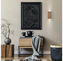 Espace de vie moderne avec banc en bois, applique murale texturée, graphique encadré et textiles dans une atmosphère ordonnée.